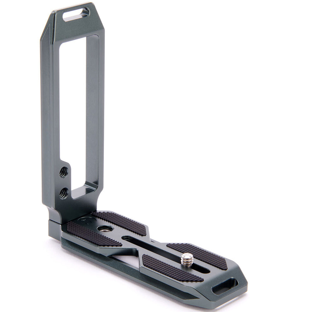 3-Legged-Thing QR11 FBG-2 universal L-bracket in light grey – Arca-Swiss compatible with quick-release clamp and vertical/horizontal mounting.