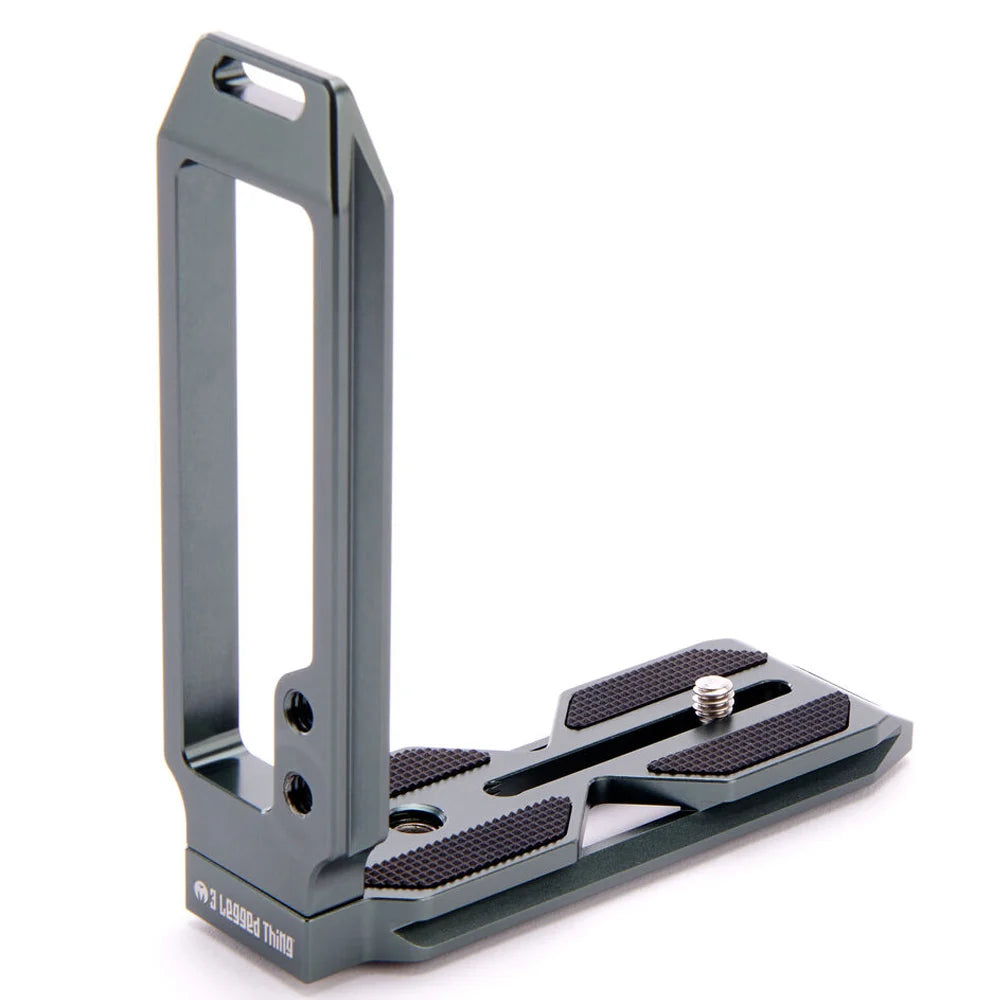 3-Legged-Thing QR11 FBG-2 universal L-bracket in light grey – Arca-Swiss compatible with quick-release clamp and vertical/horizontal mounting.