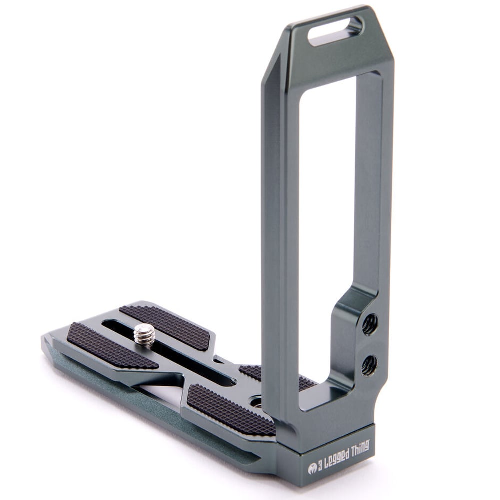3-Legged-Thing QR11 FBG-2 universal L-bracket in light grey – Arca-Swiss compatible with quick-release clamp and vertical/horizontal mounting.