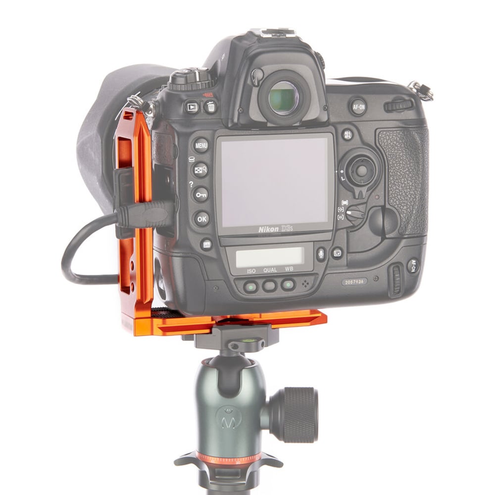 3-Legged-Thing QR11 FBC-2 universal L-bracket in orange, Arca-Swiss compatible with adjustable vertical and horizontal mounting via quick-release clamp.