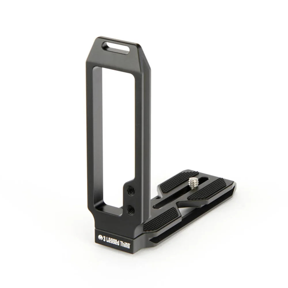 3-Legged-Thing QR11 2.0 Universal L-Bracket in matte black, Arca-Swiss compatible with quick-release clamp and vertical/horizontal mounting.