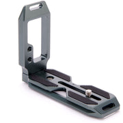 3‑Legged‑Thing QR11 LG 2.0 Grey universal L‑bracket in light grey with Arca‑Swiss compatibility and dual 1/4″ accessory threads.