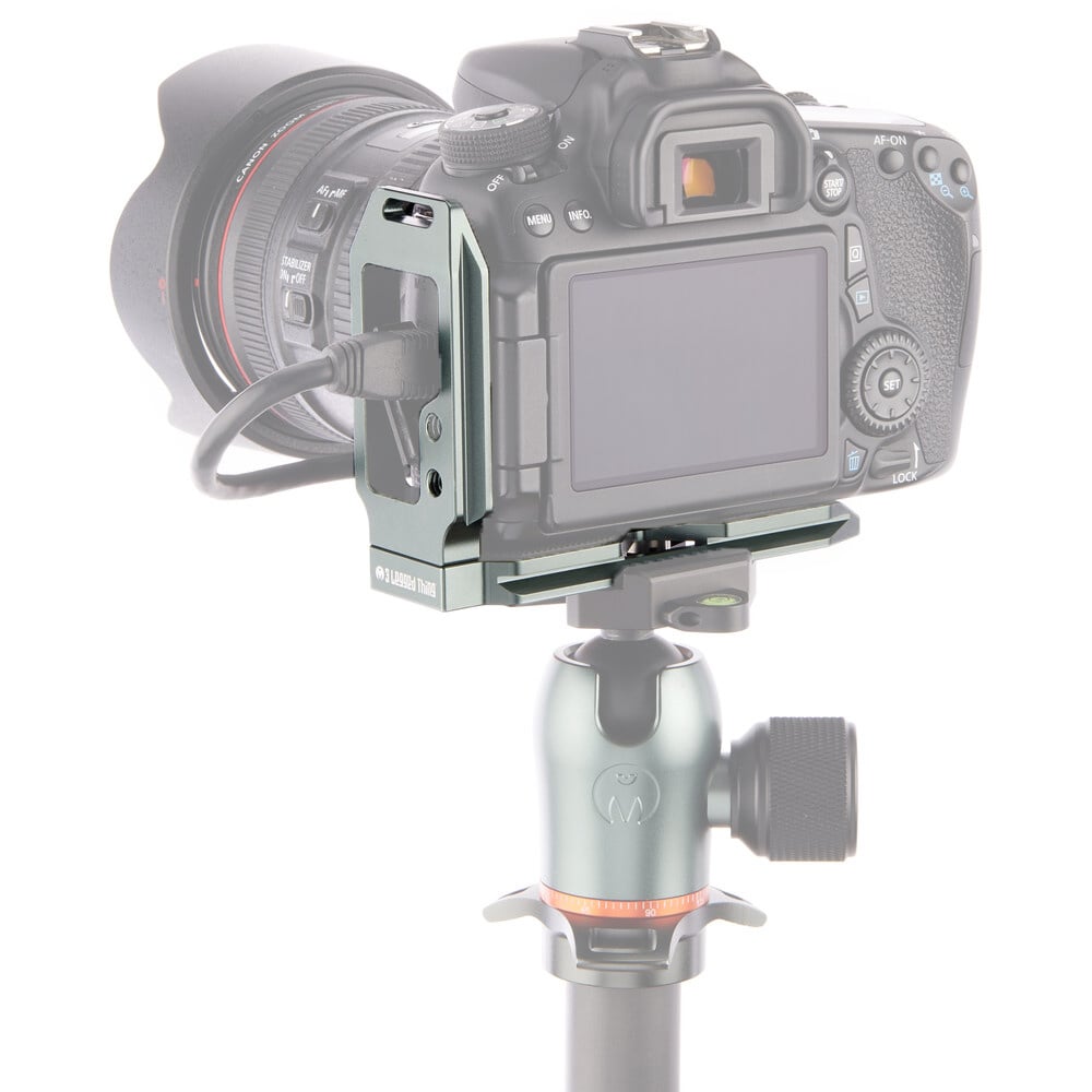 3‑Legged‑Thing QR11 LG 2.0 Grey universal L‑bracket in light grey with Arca‑Swiss compatibility and dual 1/4″ accessory threads.