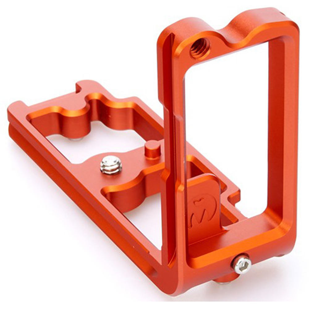 Mirrorless camera accessories like the 3 Legged Thing Zelda L-Bracket gives users easy access to the tilting screen and lens release buttons on Nikon cameras.