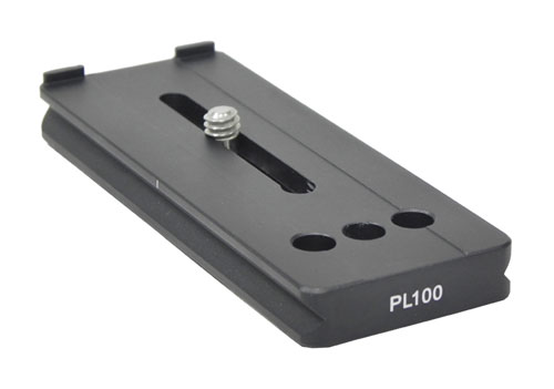 Benro PL‑100 Arca‑Swiss quick‑release plate (100 × 38 × 12 mm) in black anodized aluminum with ¼″–20 screw and anti‑twist pad.