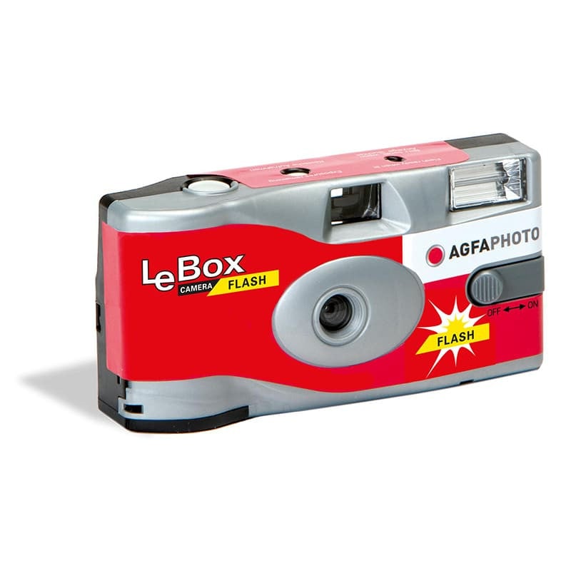 AgfaPhoto LeBox Disposable Flash Camera with 31mm fixed lens, f/9 aperture, built-in flash, 35mm ISO 400 film preloaded with 27 exposures, manual film transport and fixed focus with a minimum distance of 100 cm.