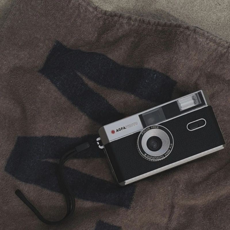 AgfaPhoto 35mm Reusable Film Camera (Black) – compact analog camera with fixed-focus lens and built-in flash, ideal for everyday film photography.