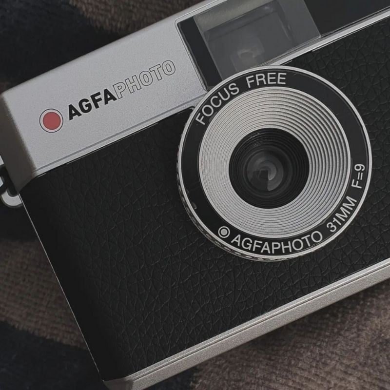 AgfaPhoto 35mm Reusable Film Camera (Black) – compact analog camera with fixed-focus lens and built-in flash, ideal for everyday film photography.
