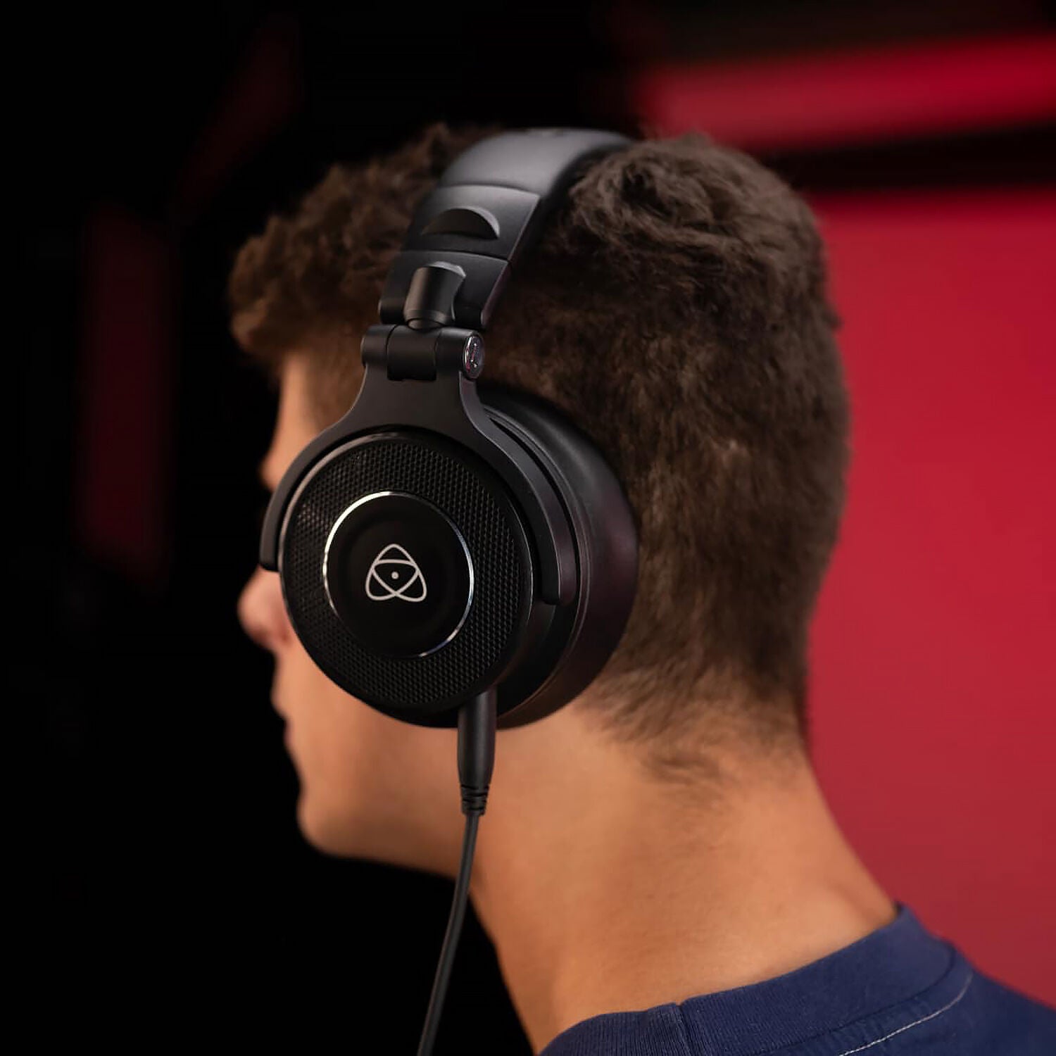 Over-ear headphones with passive noise isolation
