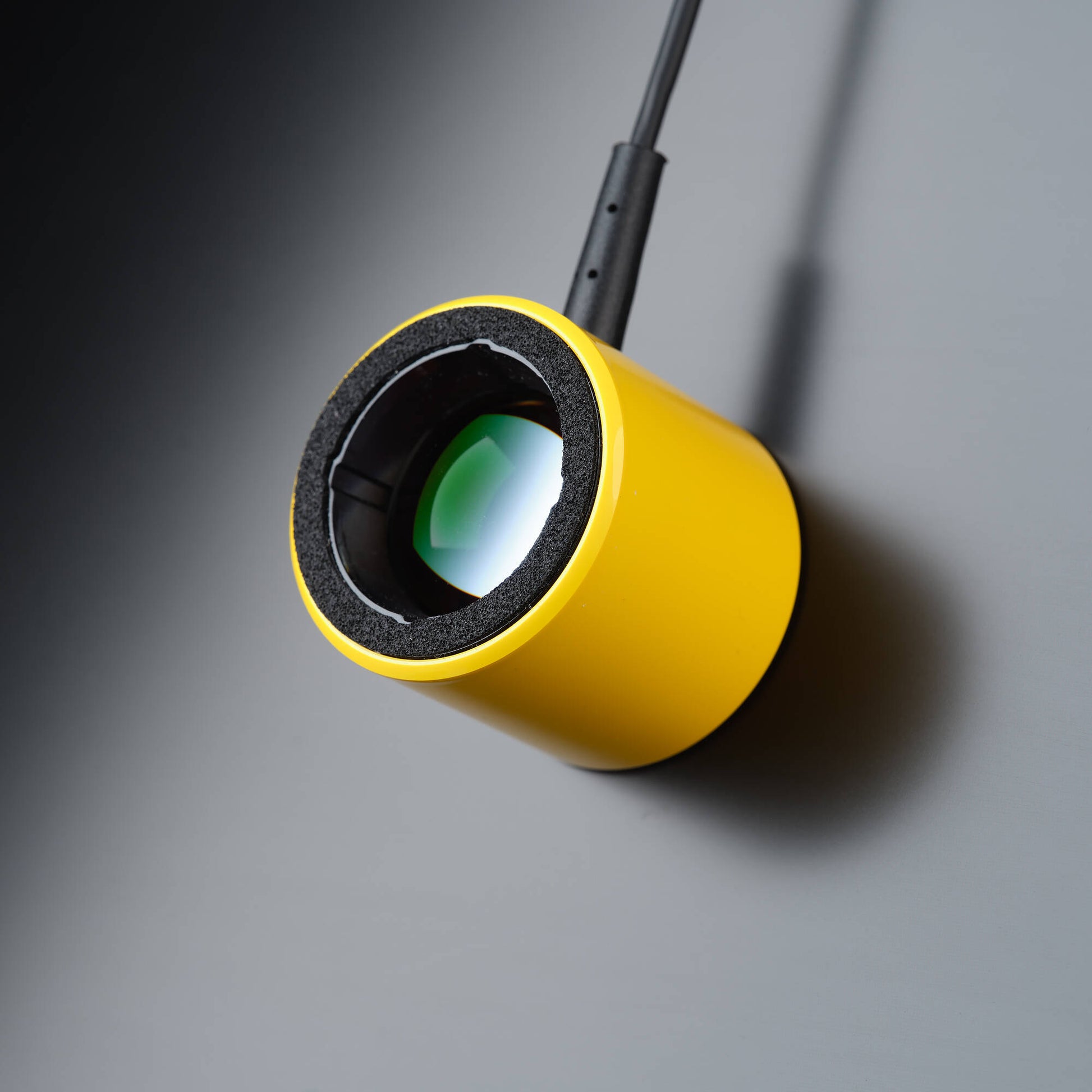 Calibrite Display 123 – all-in-one monitor calibration device for accurate colors, brightness, and contrast, ideal for photography and video editing.
