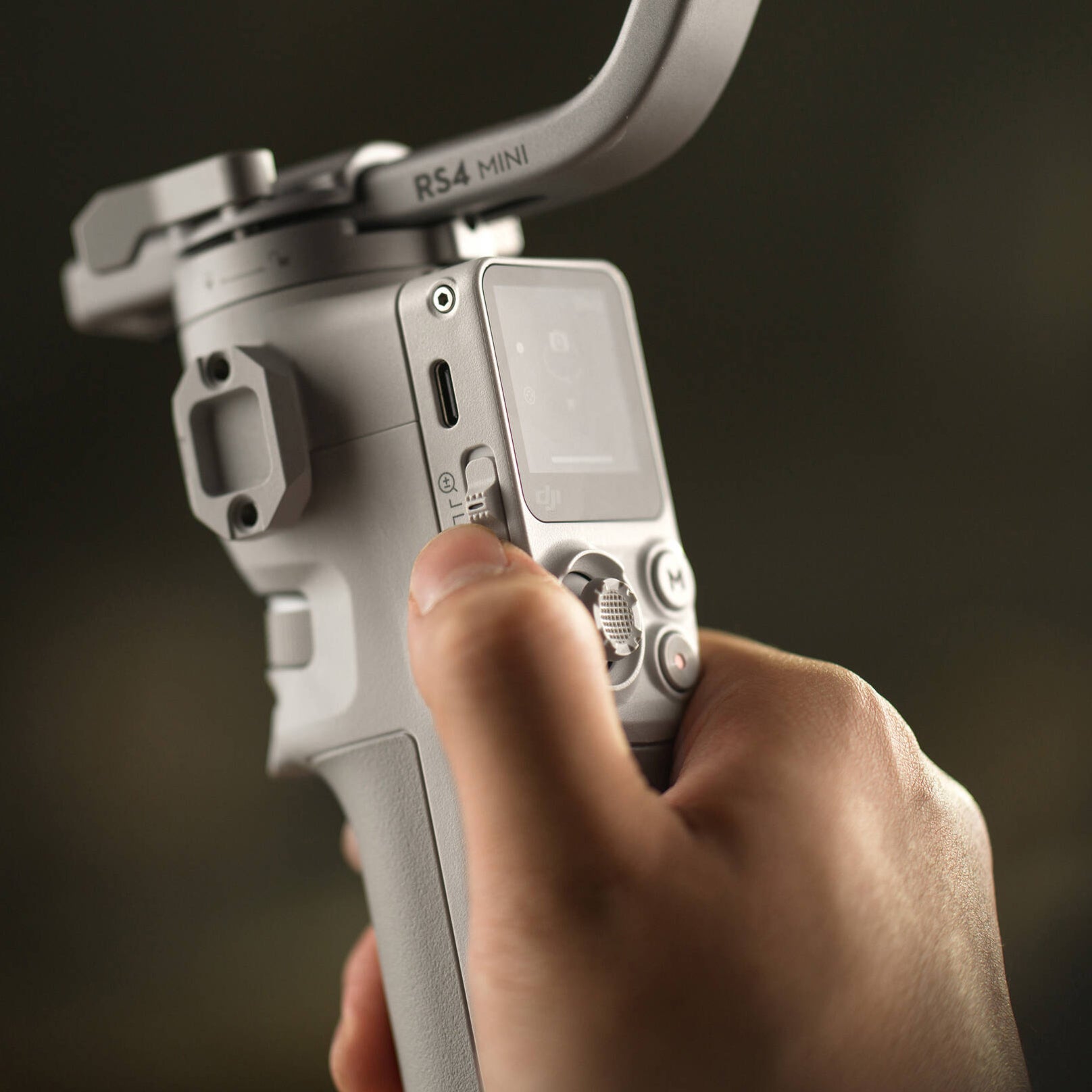 DJI RS 4 Mini Gimbal Stabiliser – lightweight 3-axis stabilizer designed for mirrorless cameras, offering smooth footage, compact design, and advanced shooting modes.