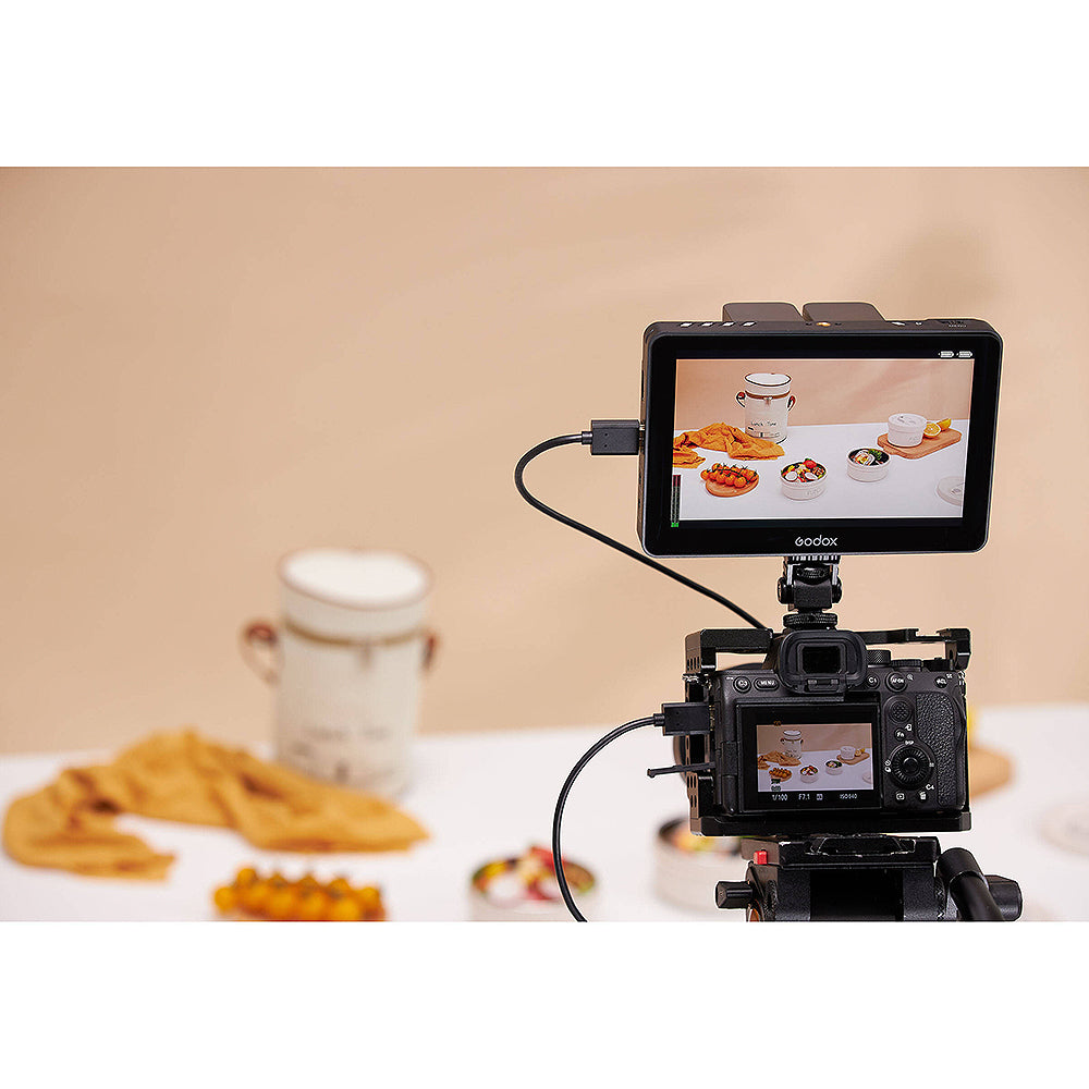 An on-camera monitor that offers optimal solutions for vloggers and videographers alike. It features various image monitoring tools and 4K video support.