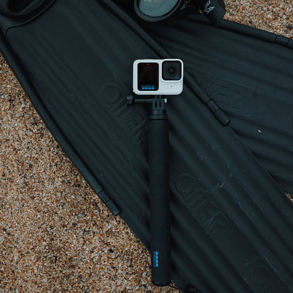 GoPro 1.2m extension pole with twist-lock mechanism, non-slip grip, collapsible from 122cm to 25cm, lightweight and durable, compatible with all GoPro models, ideal for selfies, overhead, and wide-angle shots.