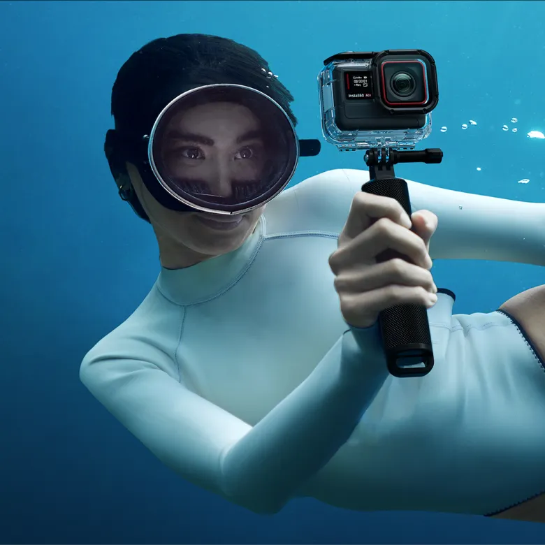 Insta360 Dive Case for Ace with waterproof housing rated to 60m (197ft), high-transparency glass lens for clear underwater imaging, locking-buckle design for secure closure, anti-fog inserts, and anti-slip rings, compatible with selfie sticks and tripods.
