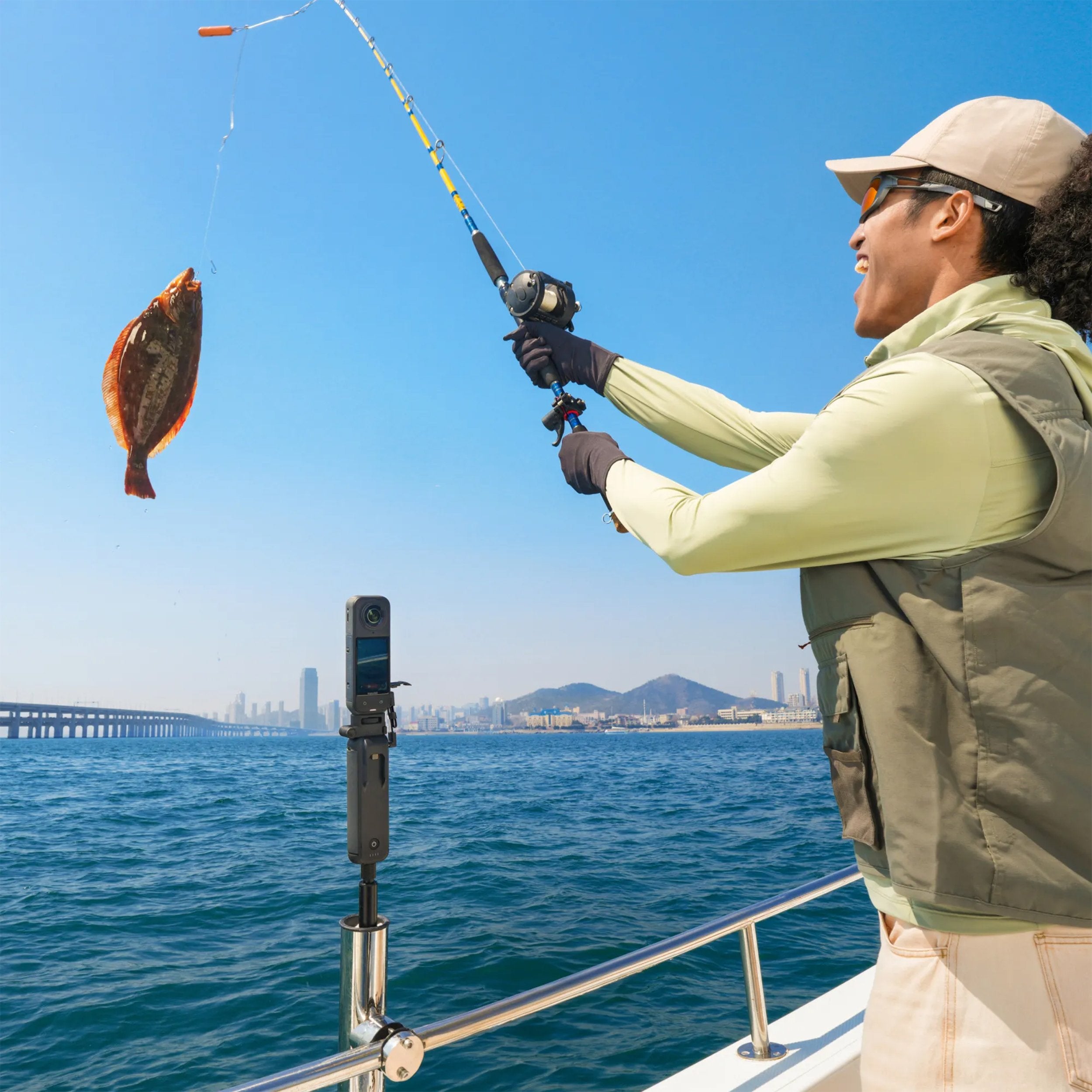 Insta360 FOMO Power Handle with built-in 6100mAh battery, foldable design, detachable mini remote, and lens protection for extended 360° camera recording.