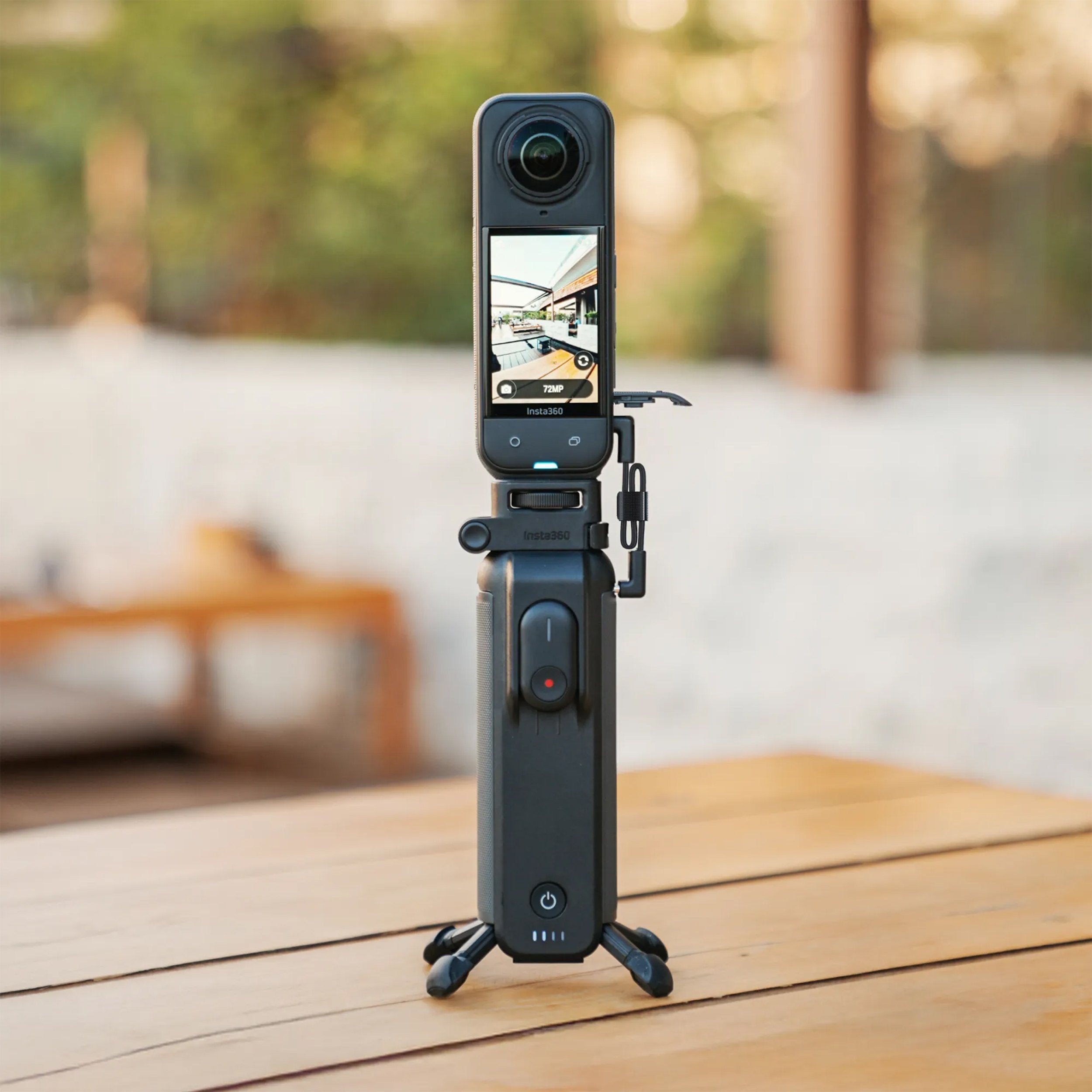 Insta360 FOMO Power Handle with built-in 6100mAh battery, foldable design, detachable mini remote, and lens protection for extended 360° camera recording.