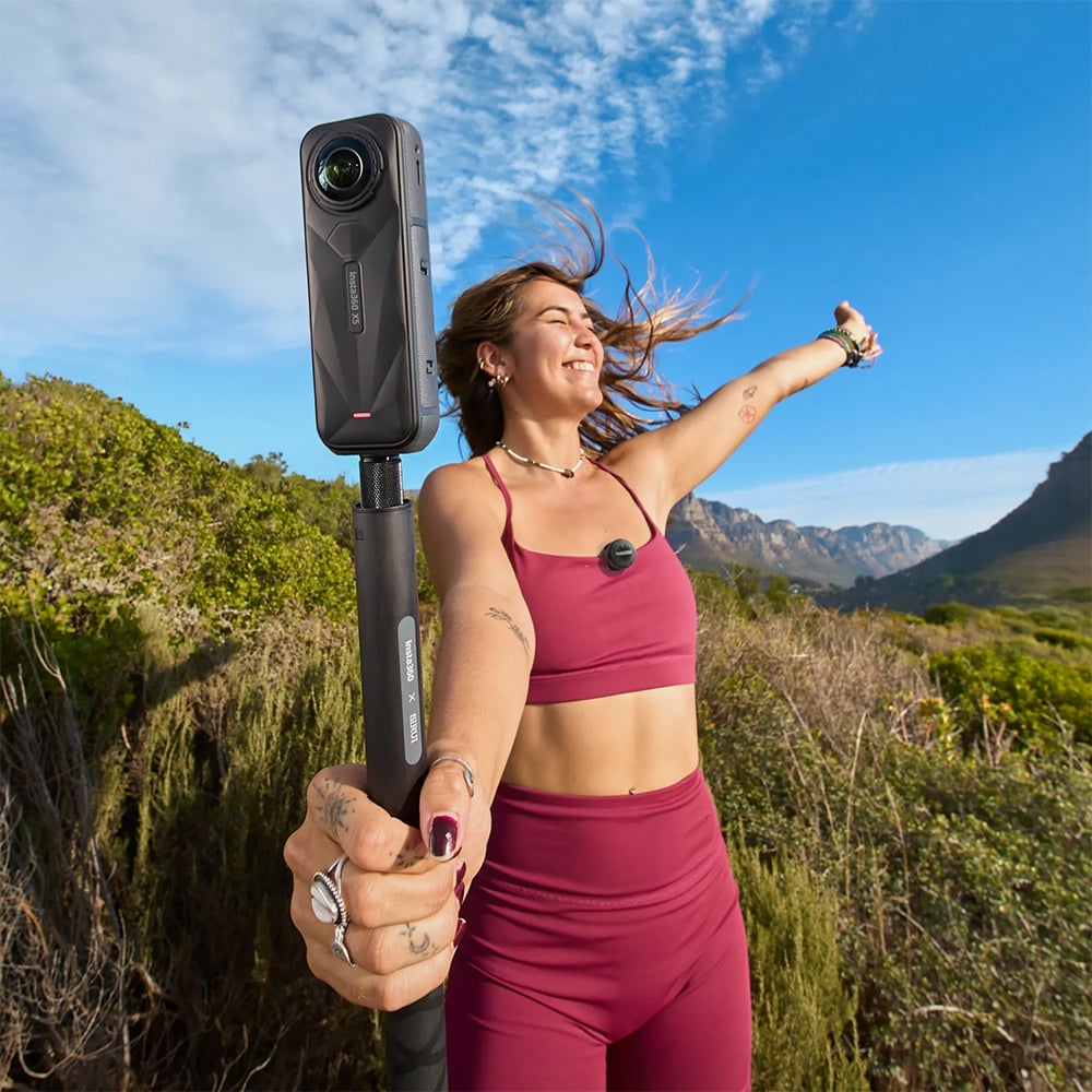 Insta360 Mic Air wireless microphone system with 7.9g ultra-light transmitter, 48kHz high-quality audio, 10-hour battery life, 300m wireless range, and built-in noise reduction for clear sound capture.