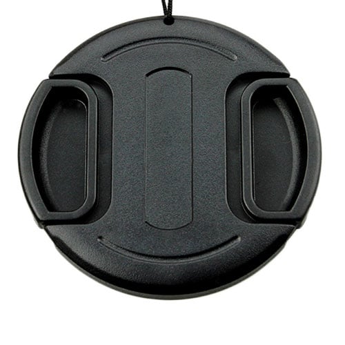 The 62mm snap-on lens cap from JJC is a lens cap for use with lenses that feature a 62 filter thread. This protects the lens from impact, dirt or dust.