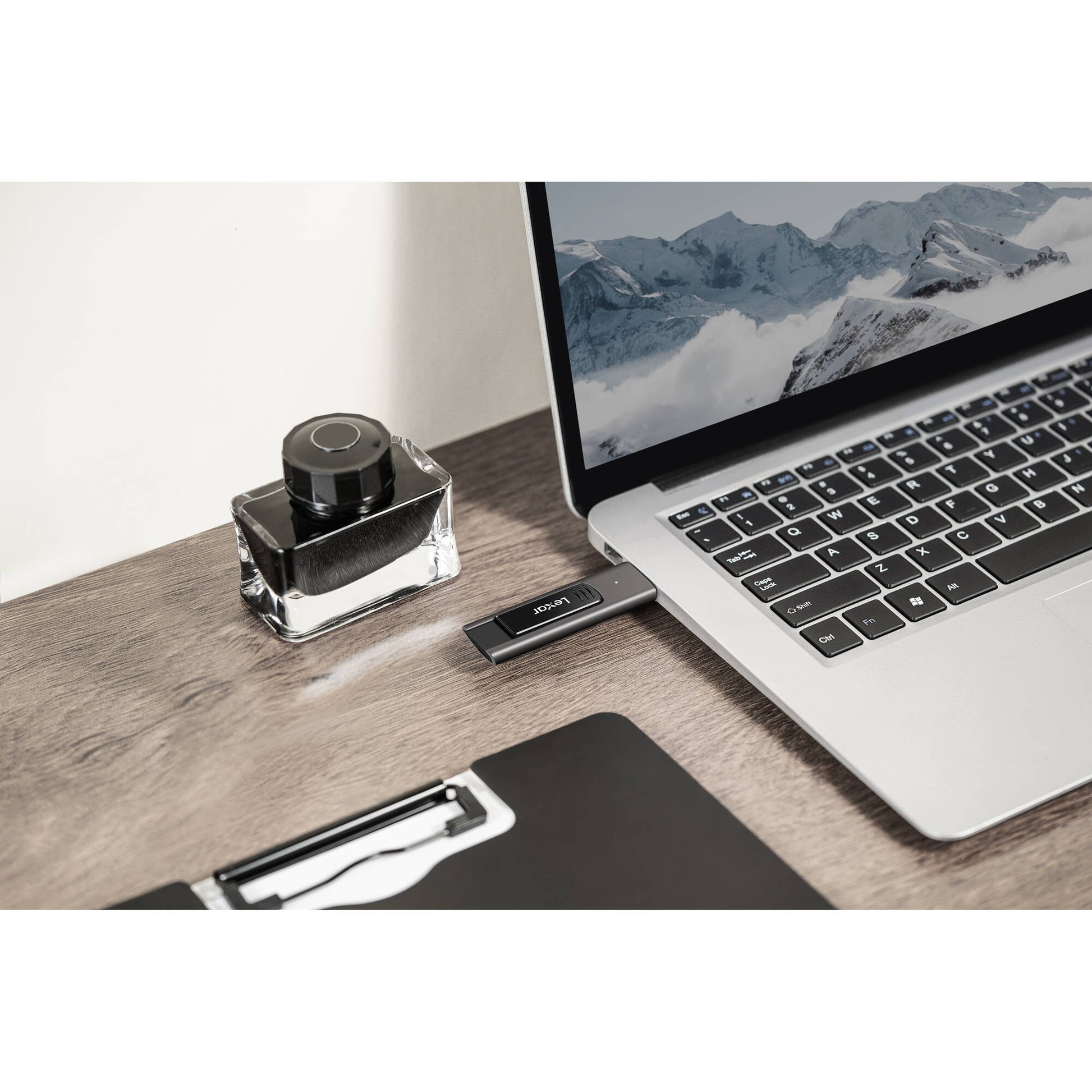 Take your data everywhere you go with the Lexar USB flash drive. It features read speeds of up to 400MB/s to transfer your files quick and efficiently.