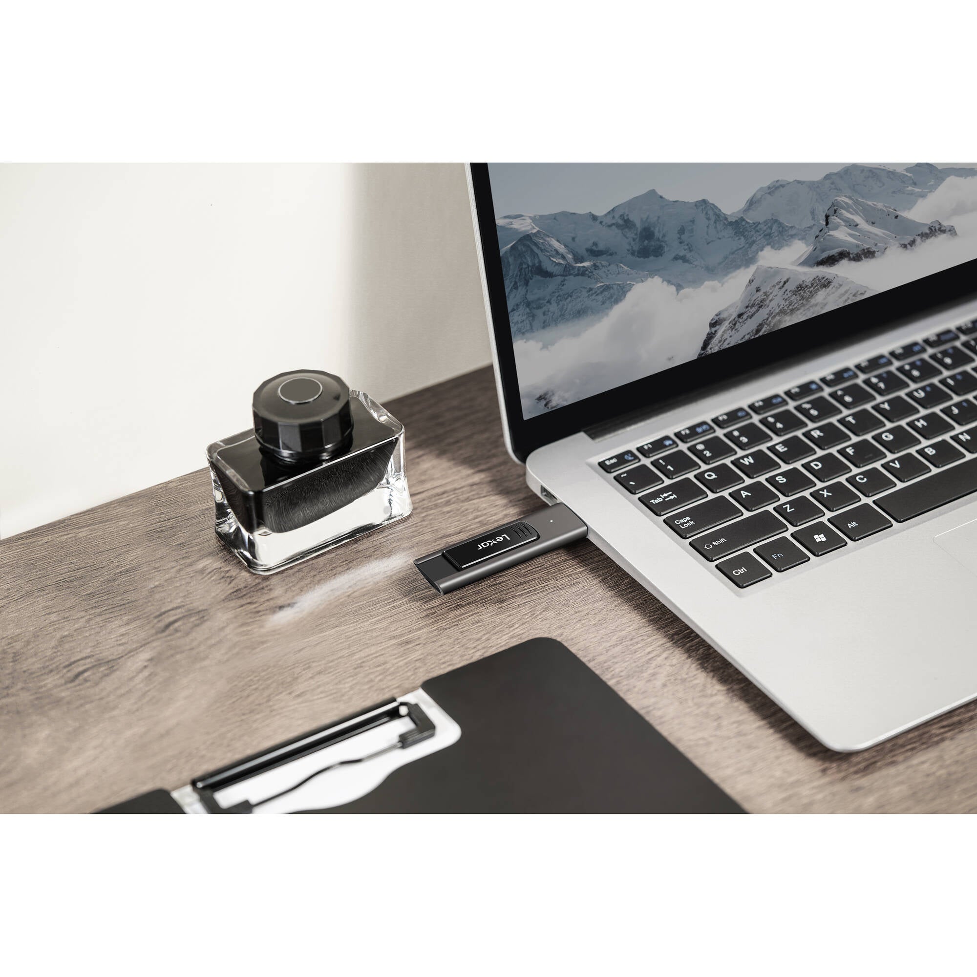 Take your data everywhere you go with the Lexar USB flash drive. It features read speeds of up to 400MB/s to transfer your files quick and efficiently.
