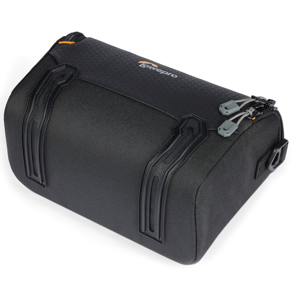 Lowepro Adventura SH 140 III black shoulder bag for mirrorless camera with kit lens
