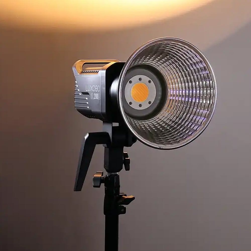 Luxceo SL200D LED Bi-Colour Video Light – 200W Bowens-mount light with adjustable color temperature (2700K–6500K) and app control for professional studio and video lighting.