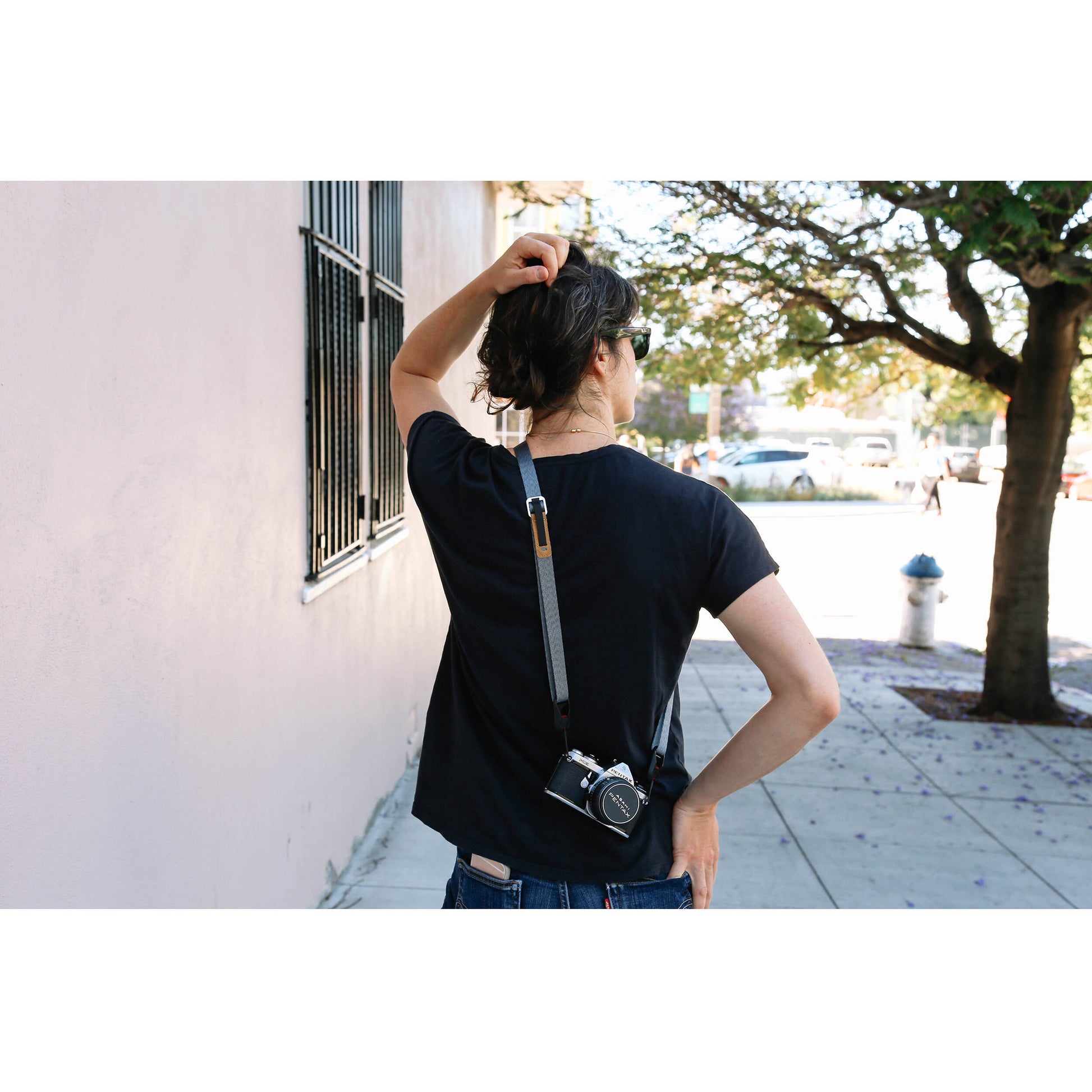 Peak Design Leash camera strap in Ash color, adjustable length from 83 to 145 cm, slim nylon webbing with leather accents, quick-adjust aluminum sliders, quick-release anchors rated for 90 kg, versatile for neck, shoulder, or cross-body carry.