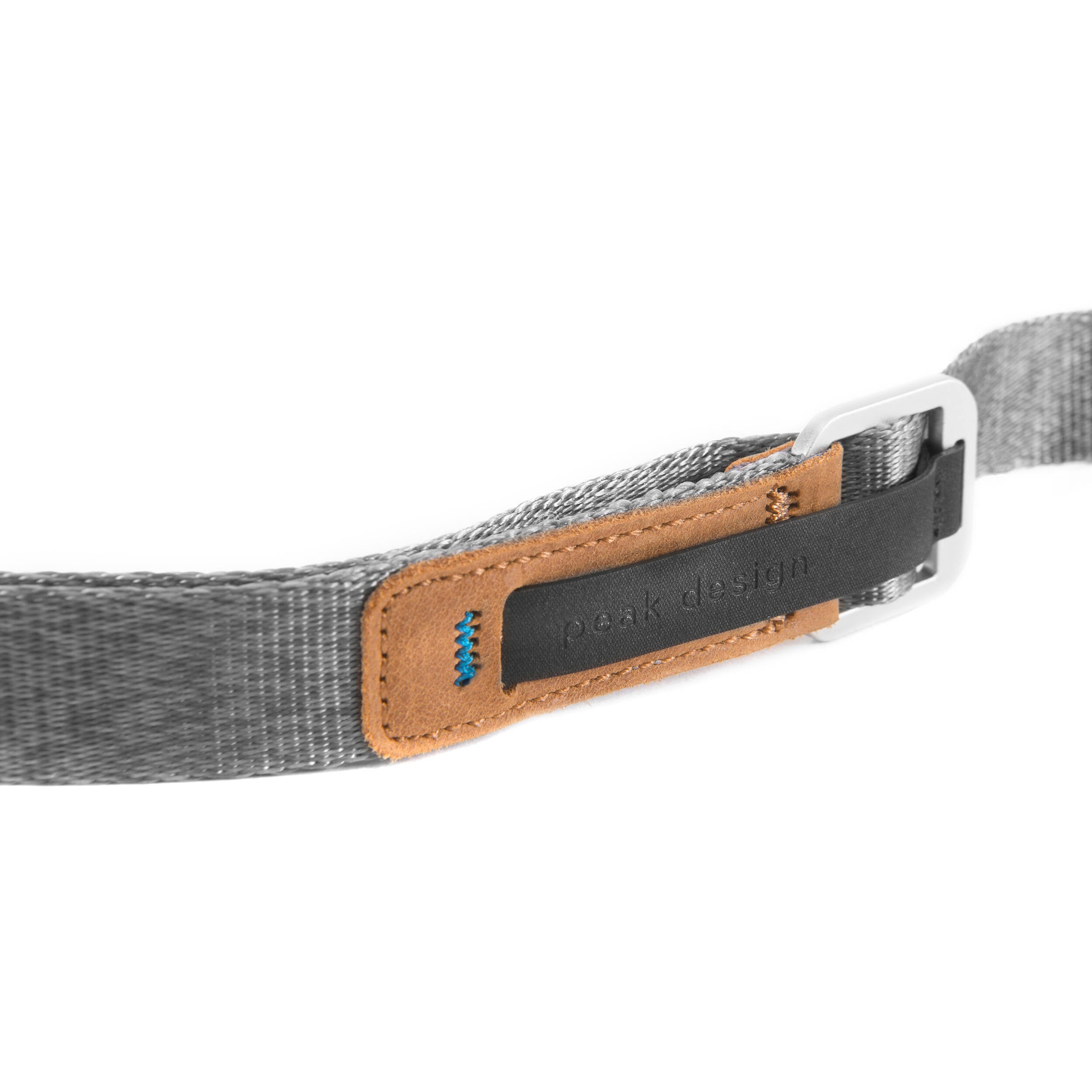 Peak Design Leash camera strap in Ash color, adjustable length from 83 to 145 cm, slim nylon webbing with leather accents, quick-adjust aluminum sliders, quick-release anchors rated for 90 kg, versatile for neck, shoulder, or cross-body carry.