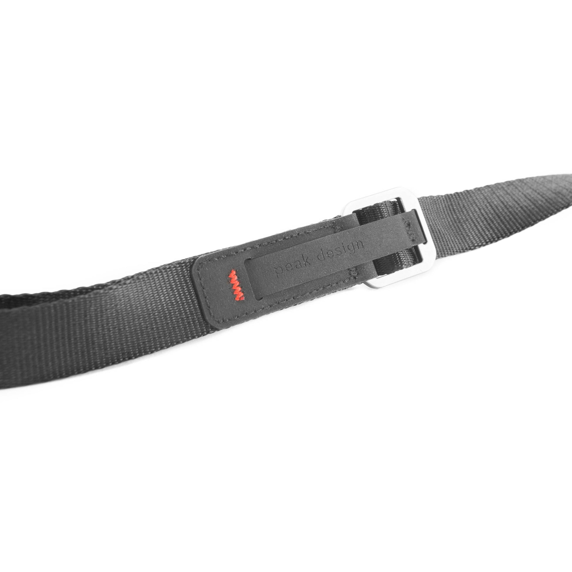 Peak Design Leash ultralight black camera strap, adjustable 83-145 cm, strong nylon webbing, quick-connect anchors rated for 90kg, versatile as sling, neck strap, safety tether, or video stabilizer.