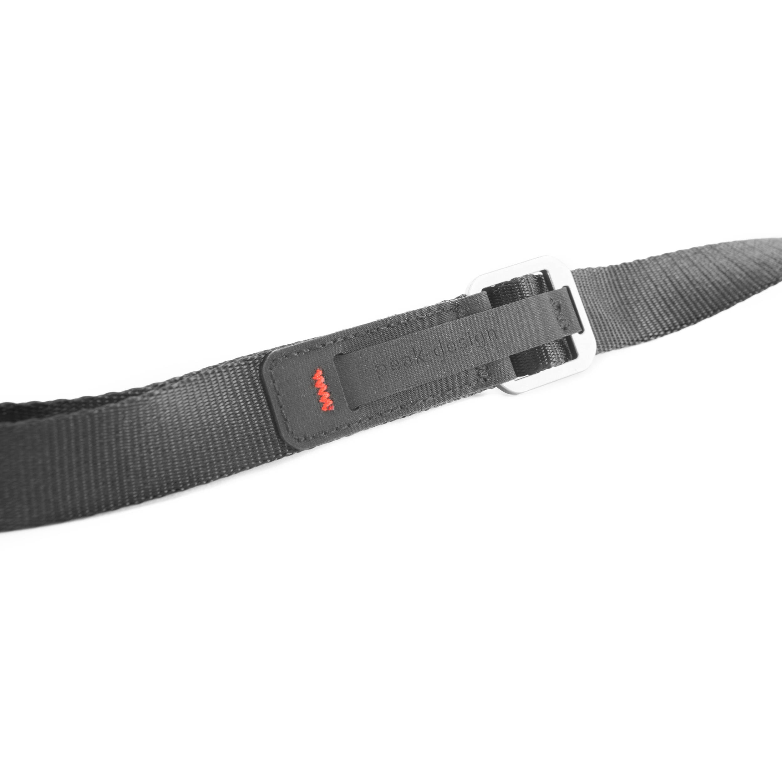 Peak Design Leash ultralight black camera strap, adjustable 83-145 cm, strong nylon webbing, quick-connect anchors rated for 90kg, versatile as sling, neck strap, safety tether, or video stabilizer.