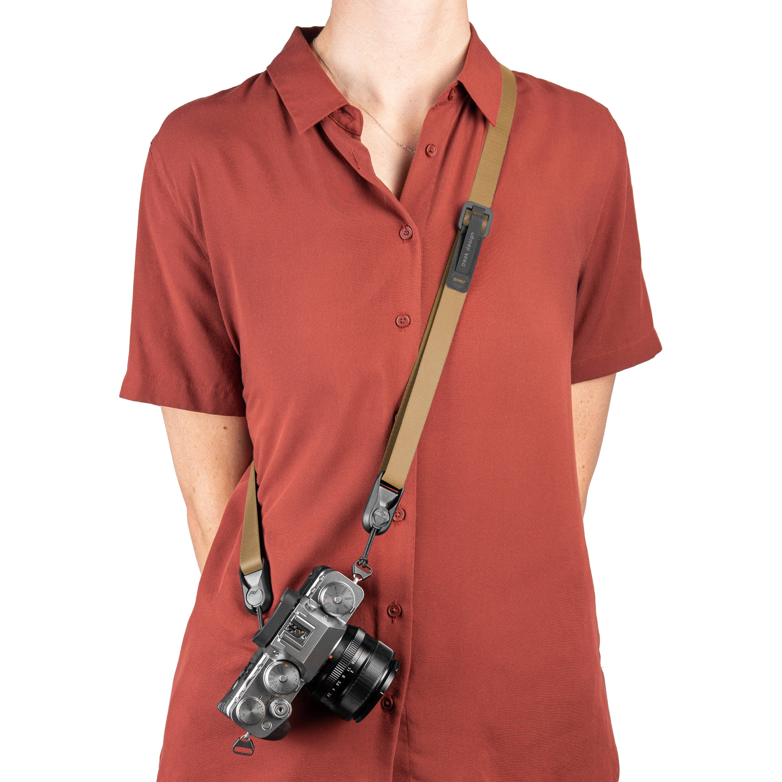 Peak Design Leash camera strap in Coyote color, adjustable length 83-145 cm, ultralight nylon webbing with leather accents, quick-release anchors rated for 90kg, versatile for sling, neck, shoulder, or cross-body use.