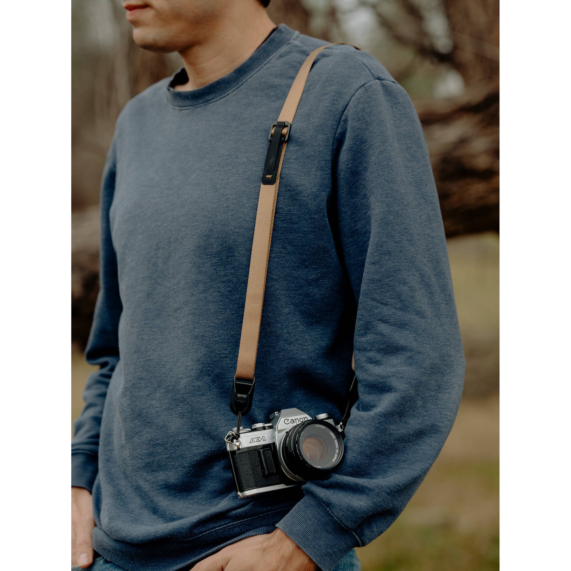 Peak Design Leash camera strap in Coyote color, adjustable length 83-145 cm, ultralight nylon webbing with leather accents, quick-release anchors rated for 90kg, versatile for sling, neck, shoulder, or cross-body use.