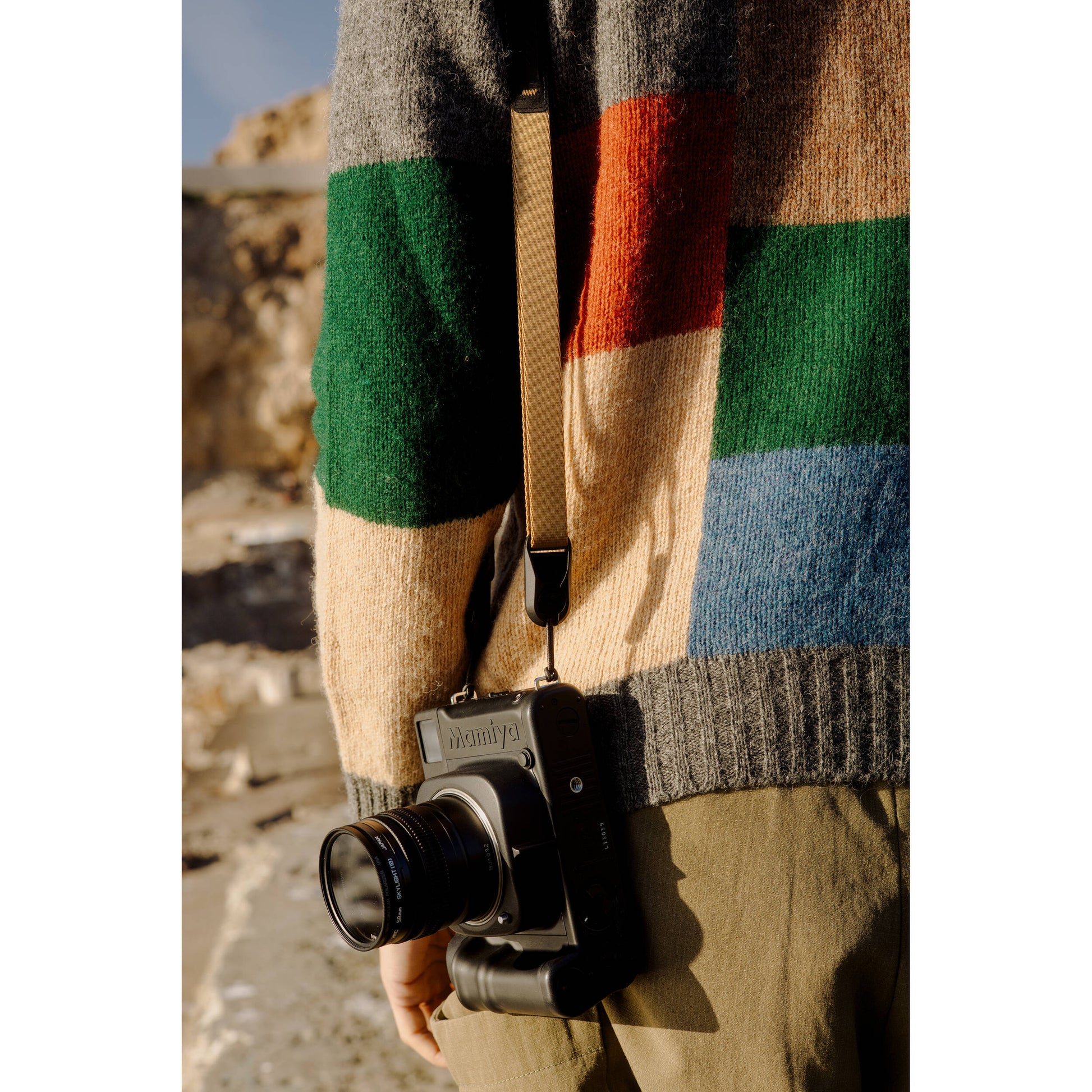 Peak Design Leash camera strap in Coyote color, adjustable length 83-145 cm, ultralight nylon webbing with leather accents, quick-release anchors rated for 90kg, versatile for sling, neck, shoulder, or cross-body use.