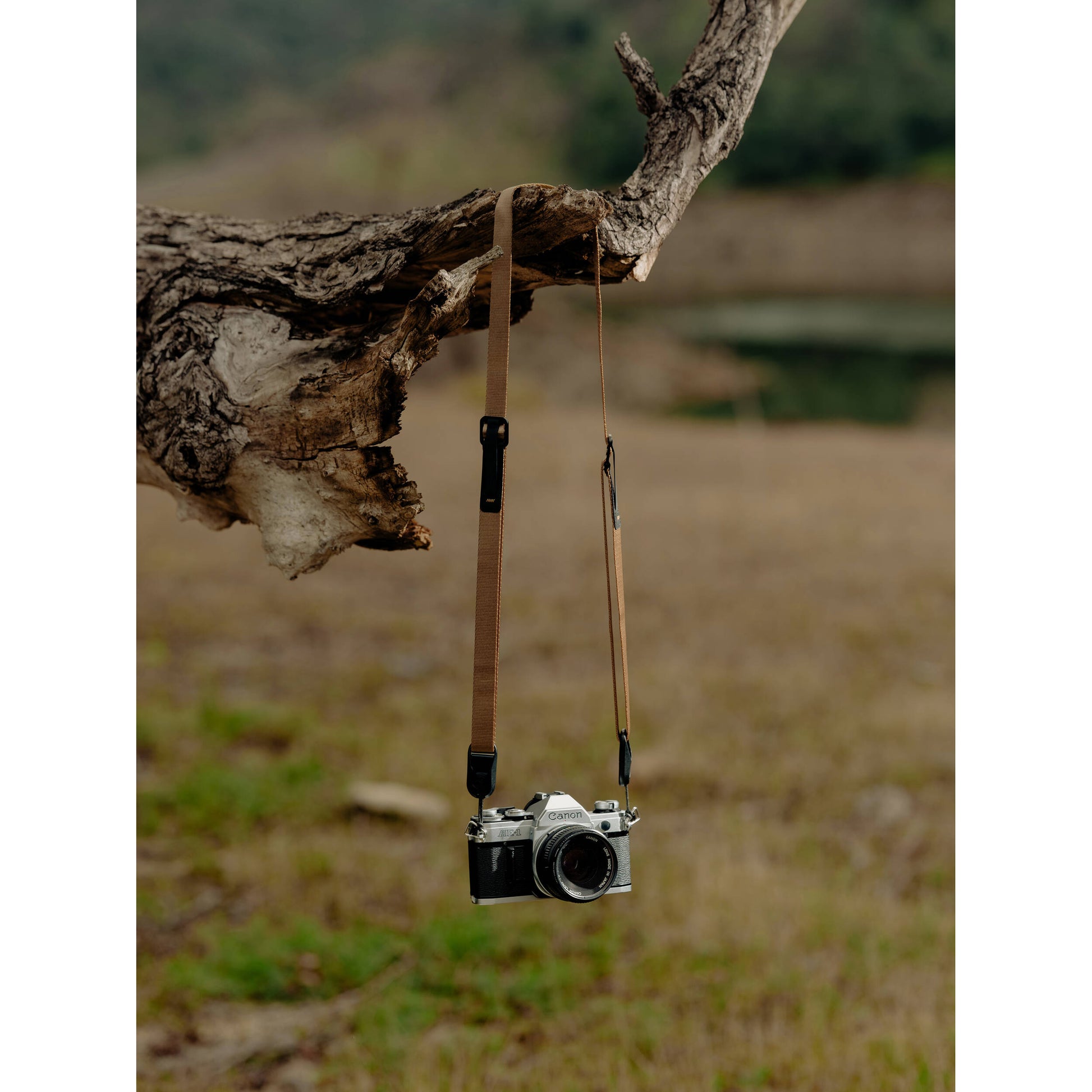 Peak Design Leash camera strap in Coyote color, adjustable length 83-145 cm, ultralight nylon webbing with leather accents, quick-release anchors rated for 90kg, versatile for sling, neck, shoulder, or cross-body use.