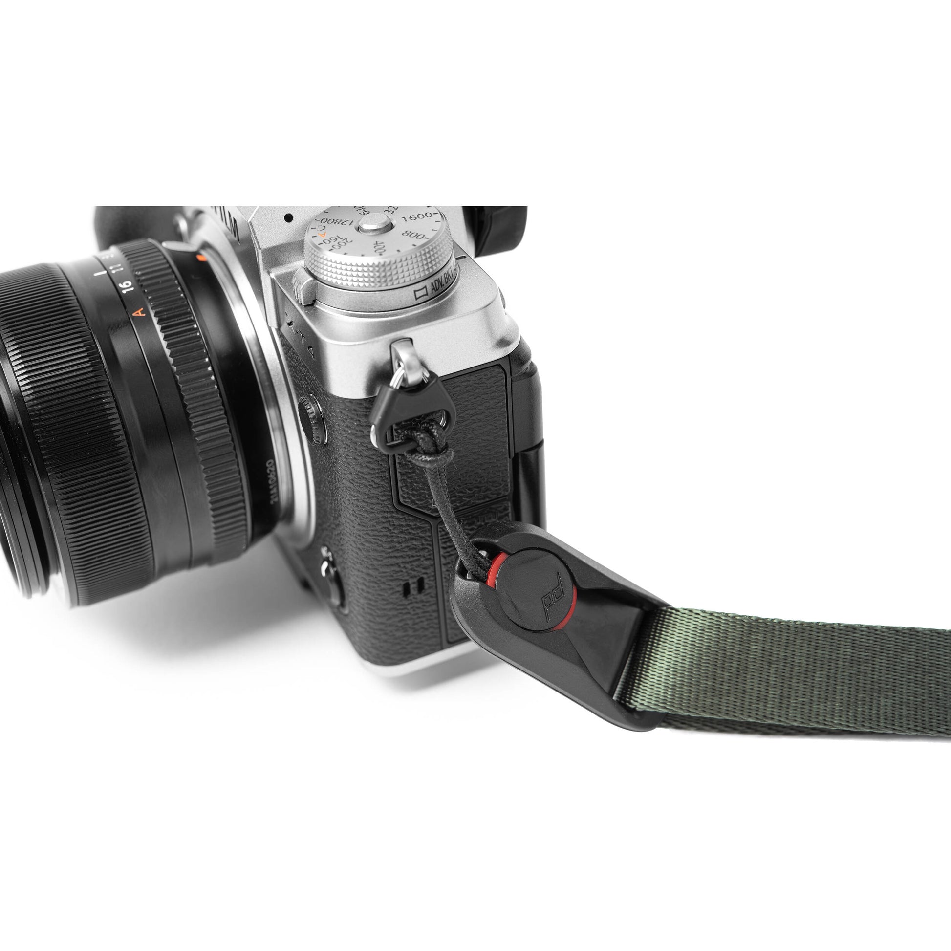 Peak Design Leash camera strap in Sage color, adjustable length from 83 to 145 cm, nylon webbing with Hypalon and leather accents, equipped with strong Dyneema-corded anchors supporting over 90 kg, versatile for sling, neck, or cross-body use.