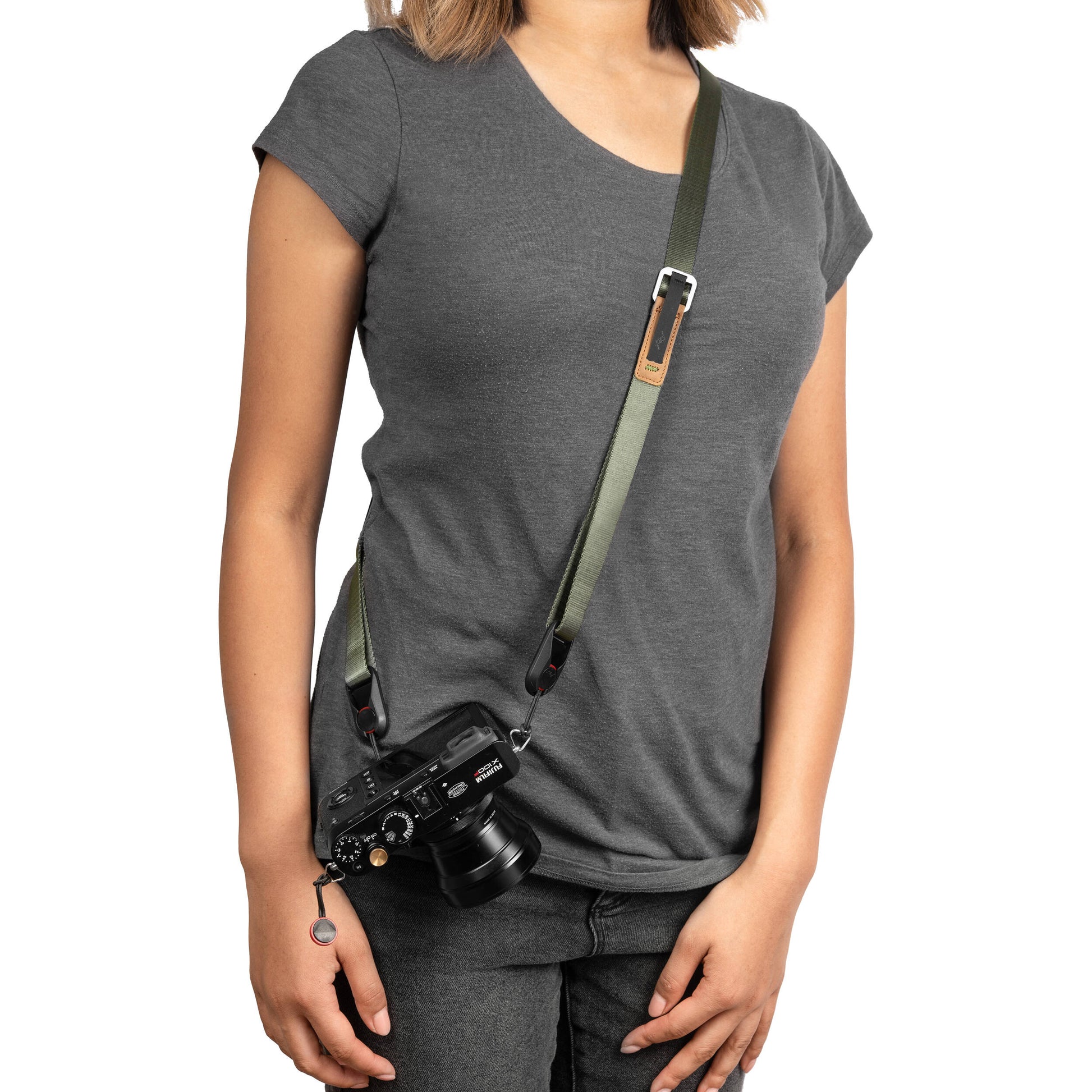 Peak Design Leash camera strap in Sage color, adjustable length from 83 to 145 cm, nylon webbing with Hypalon and leather accents, equipped with strong Dyneema-corded anchors supporting over 90 kg, versatile for sling, neck, or cross-body use.