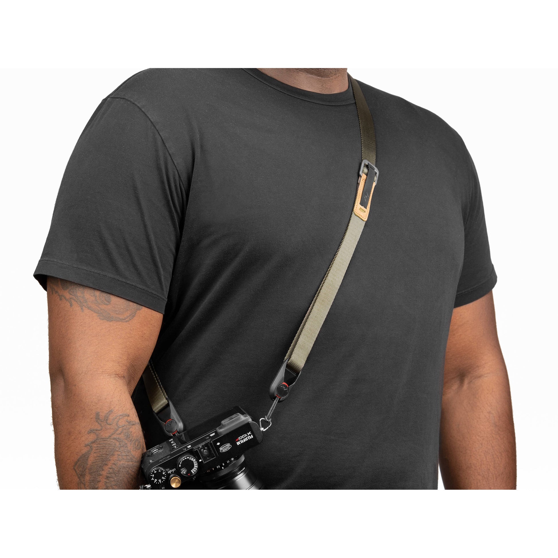 Peak Design Leash camera strap in Sage color, adjustable length from 83 to 145 cm, nylon webbing with Hypalon and leather accents, equipped with strong Dyneema-corded anchors supporting over 90 kg, versatile for sling, neck, or cross-body use.