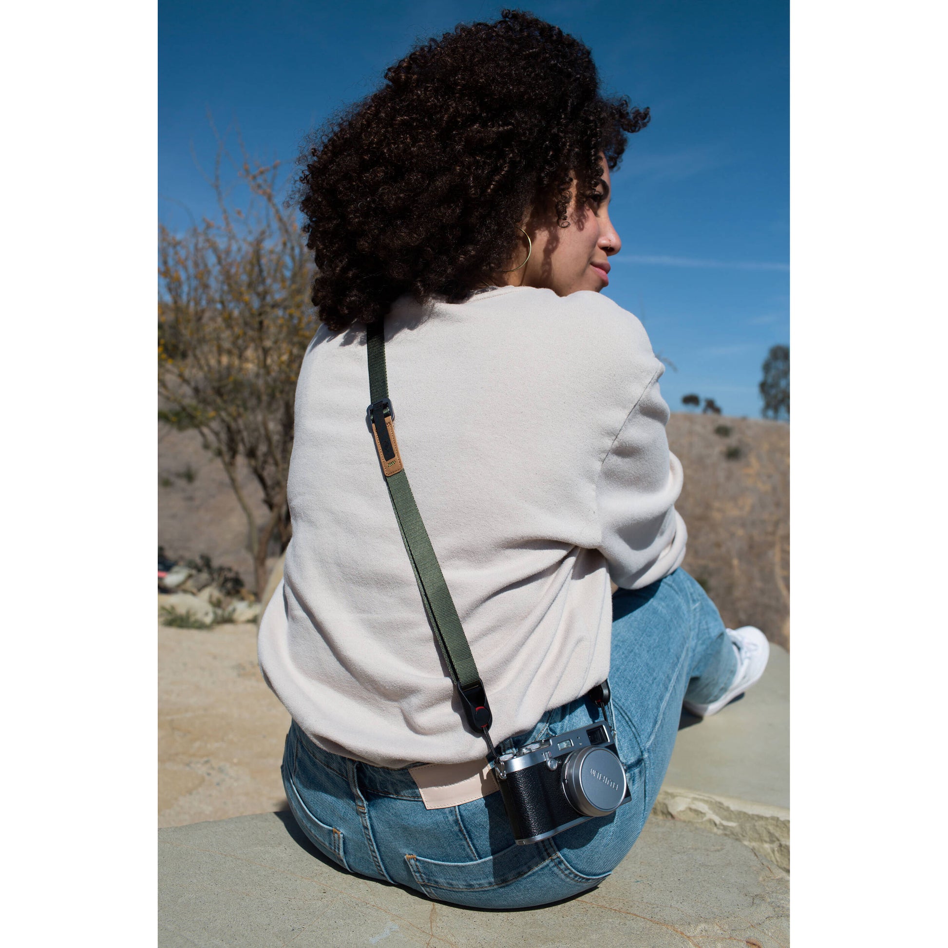 Peak Design Leash camera strap in Sage color, adjustable length from 83 to 145 cm, nylon webbing with Hypalon and leather accents, equipped with strong Dyneema-corded anchors supporting over 90 kg, versatile for sling, neck, or cross-body use.