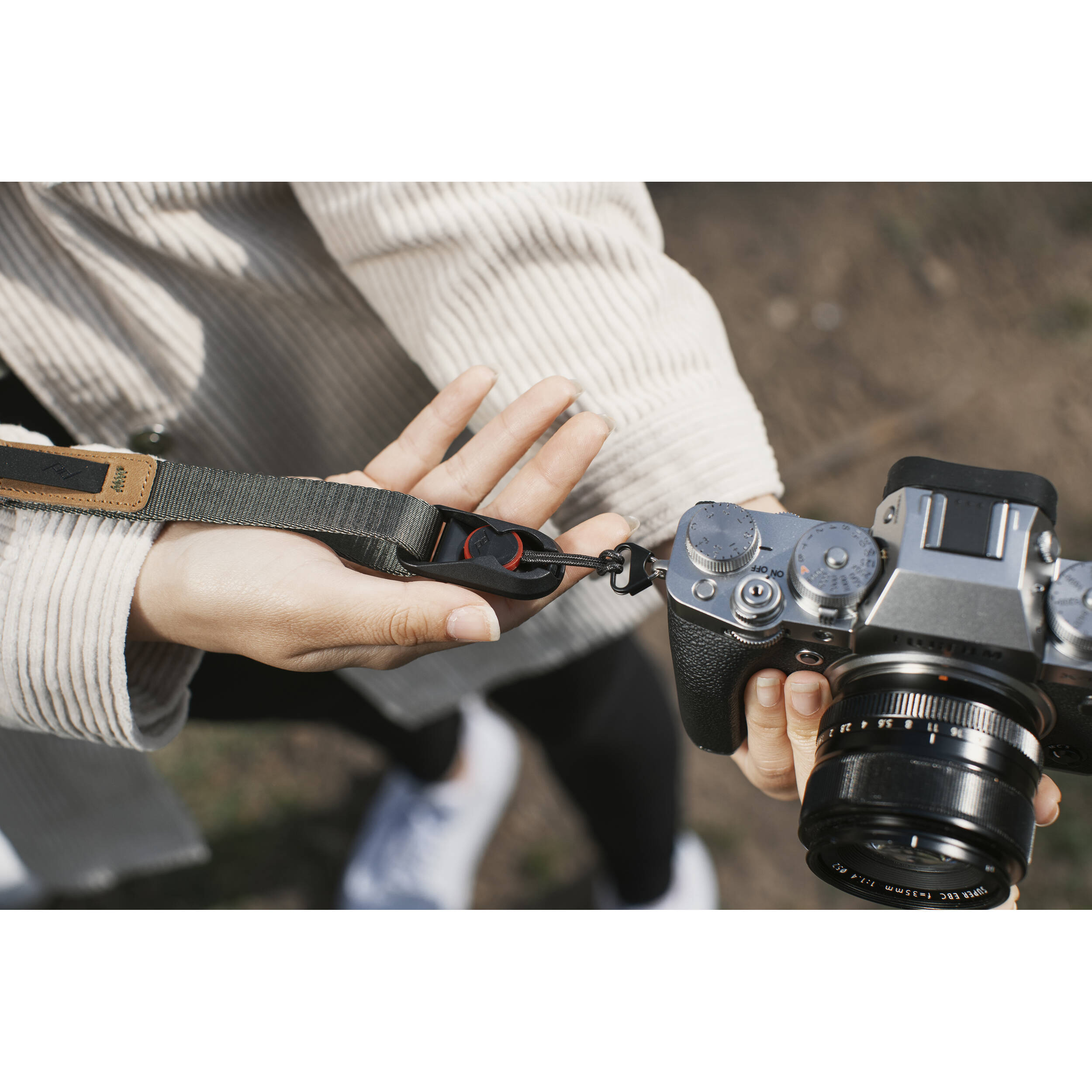 Peak Design Leash camera strap in Sage color, adjustable length from 83 to 145 cm, nylon webbing with Hypalon and leather accents, equipped with strong Dyneema-corded anchors supporting over 90 kg, versatile for sling, neck, or cross-body use.