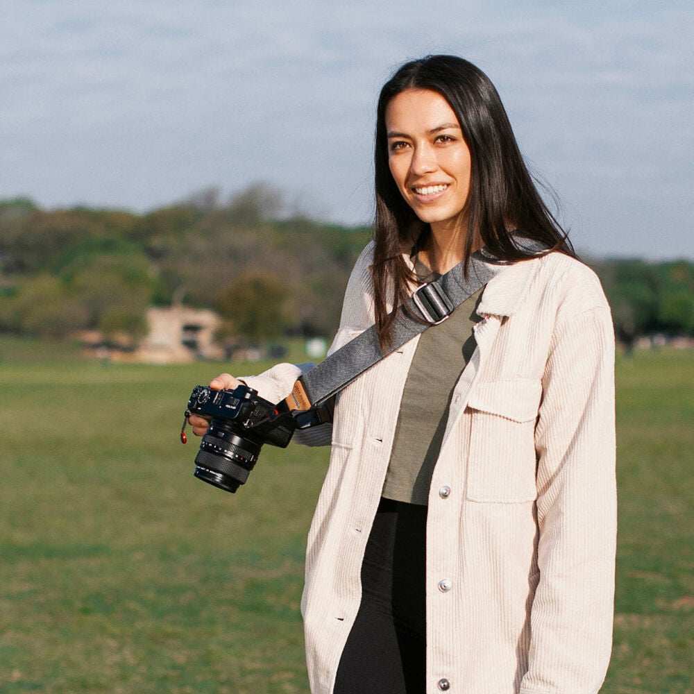Peak Design Slide camera strap in Ash color, adjustable length 99-145 cm, 4.6 cm wide padded nylon webbing with smooth and grippy reversible sides, quick-connect Anchor Link system, supports up to 90 kg, usable as sling, neck, or shoulder strap.