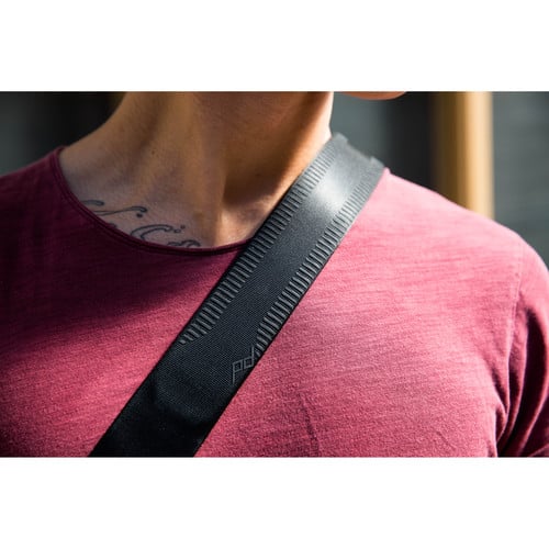 Peak Design Slide camera strap in black, versatile 3-in-1 sling, shoulder, or neck strap with quick-connect Anchor Link system, adjustable length 99-145 cm, padded 4.6 cm nylon webbing with smooth and grippy reversible sides, supports up to 90 kg.