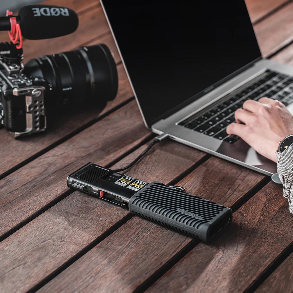 Carry memory cards and achieve speeds of up to 1000 MB/s. The PGYTECH CreateMate is equipped with a CFexpress Type B slot and SD/Micro SD dual card slots.