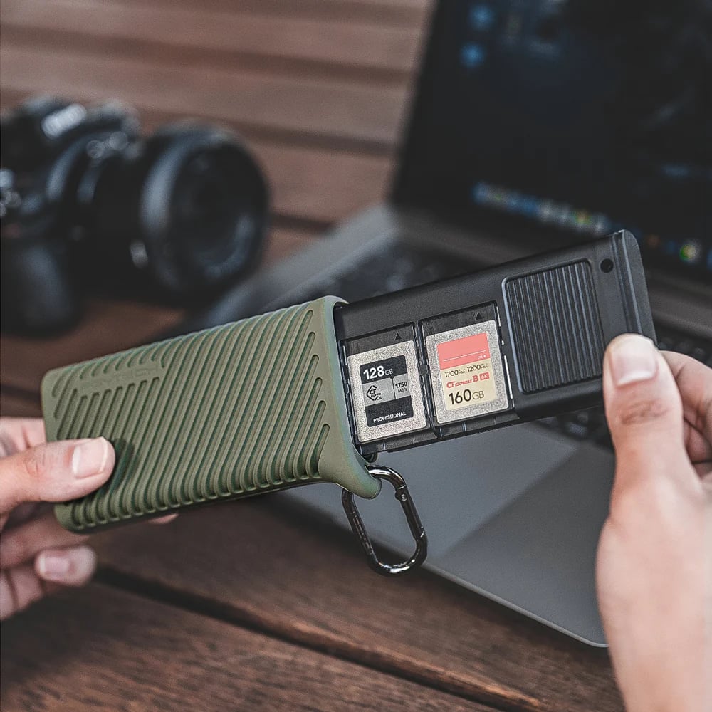 Carry memory cards and achieve speeds of up to 1000 MB/s. The PGYTECH CreateMate is equipped with a CFexpress Type B slot and SD/Micro SD dual card slots.