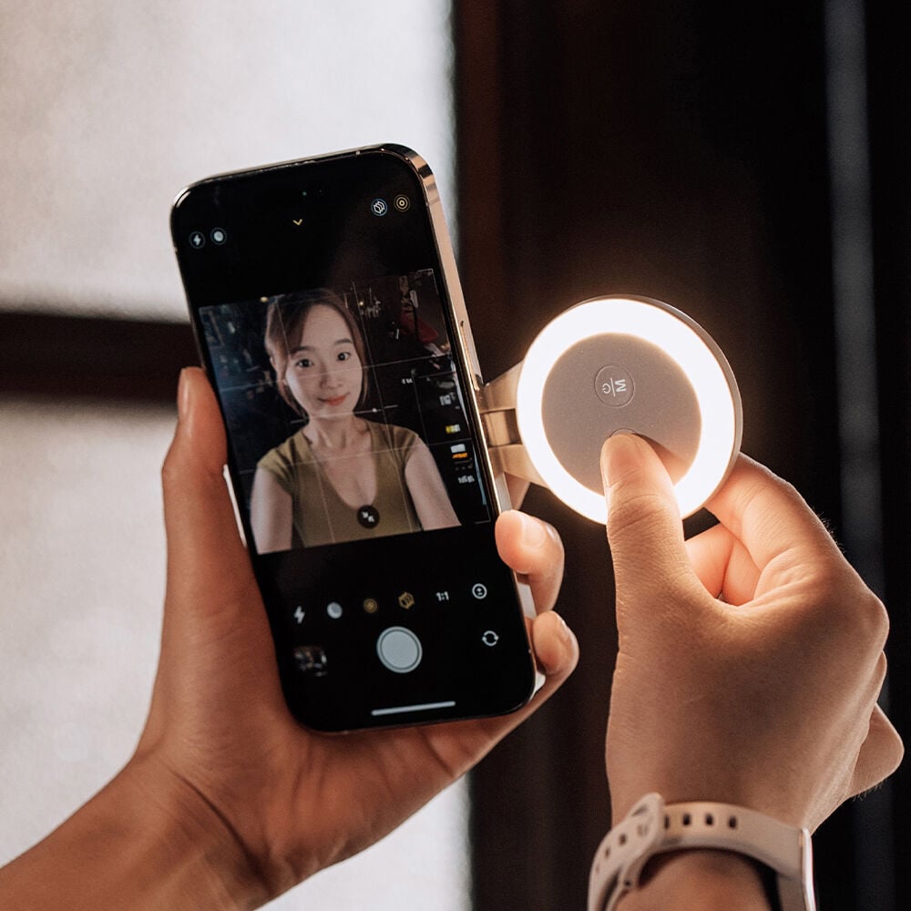 PGYTECH MagGlow Phone Fill Light in grey with slim 10.5mm design, 37.6g weight, 34 LEDs, magnetic attachment, 290° rotatable hinge, 300mAh battery, and USB-C charging.