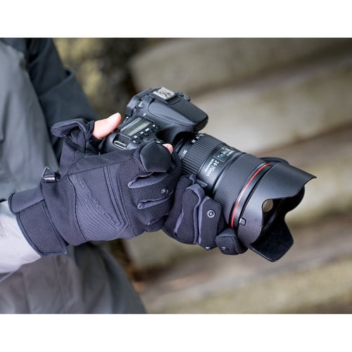 PGYTECH Photography Gloves (L) – designed for warmth, comfort, and dexterity, keeping your hands nimble while shooting in cold conditions.