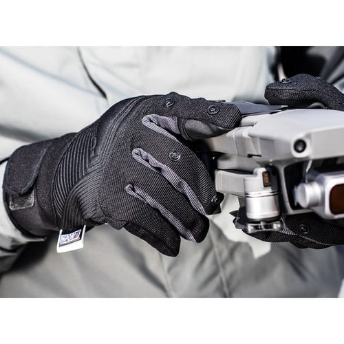 PGYTECH Photography Gloves (L) – designed for warmth, comfort, and dexterity, keeping your hands nimble while shooting in cold conditions.