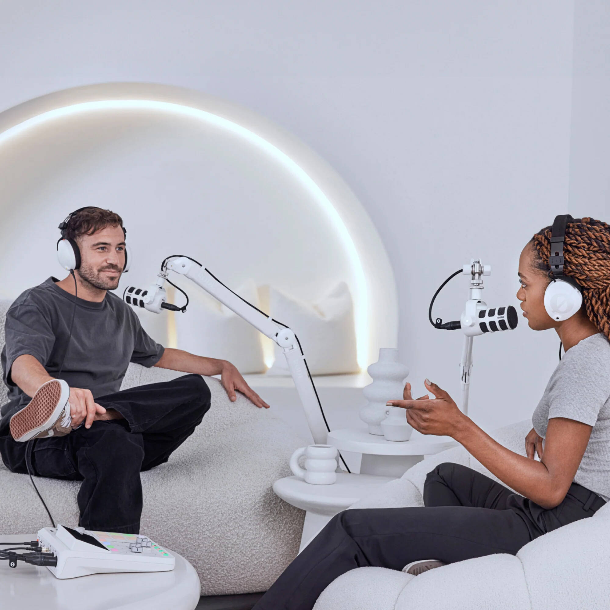 A professional studio boom arm that offers smooth, 360° rotation and stable mic positioning. Its innovative design minimises noise.