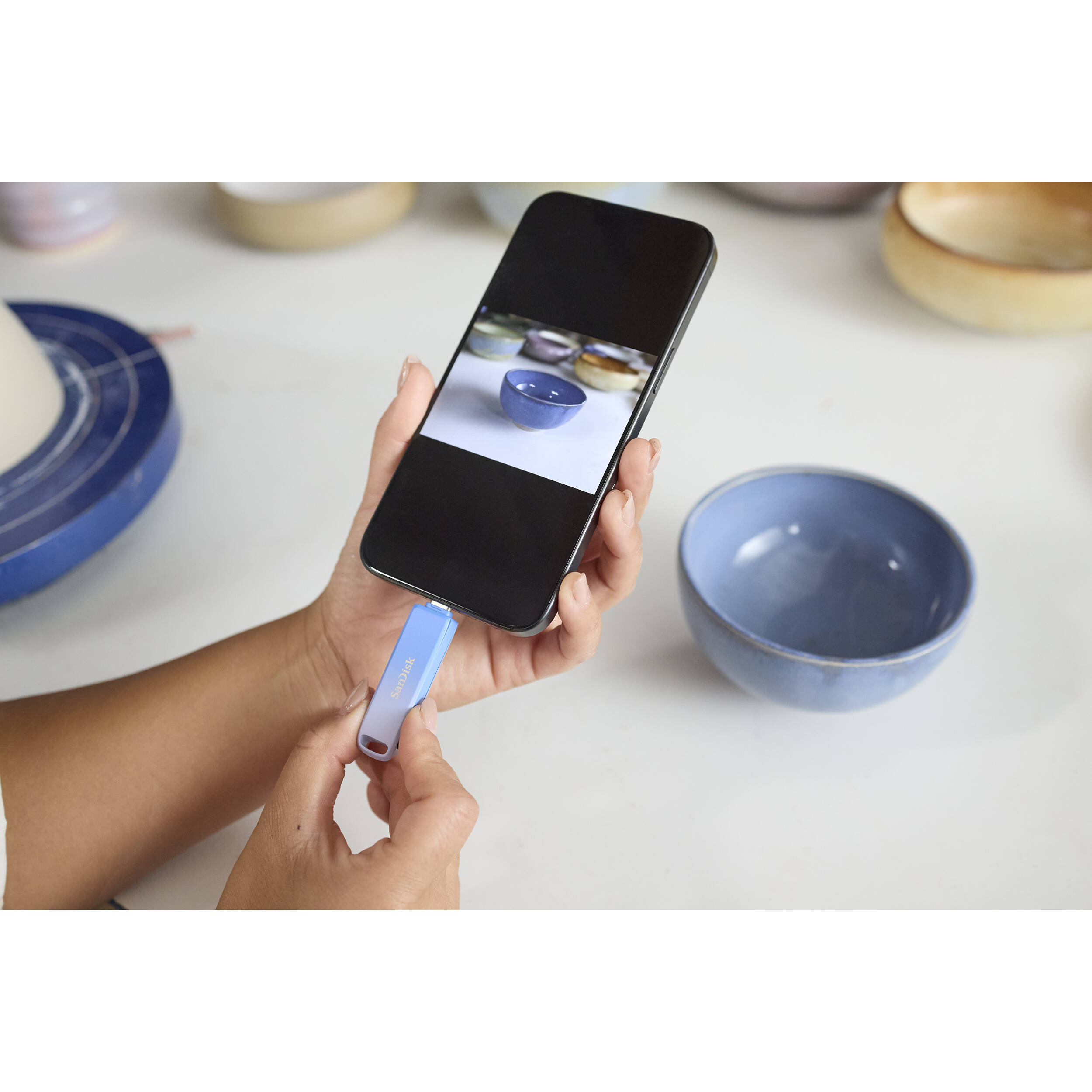 SanDisk Creator Phone Drive 256GB with USB Type-C and Lightning connectors, USB 3.2 Gen 1 interface, max read speed 90 MB/s, compact metal design, compatible with iOS 13+, Android 8+, Windows 10+, macOS 12+, includes three months of Adobe Lightroom.