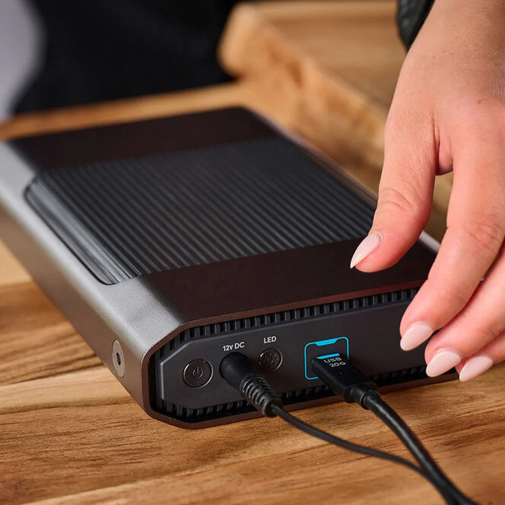 A hard drive with a USB-type C port and fast 250 MB/s transfer speeds is ideal for content creators to transfer quality work at an immense speed.