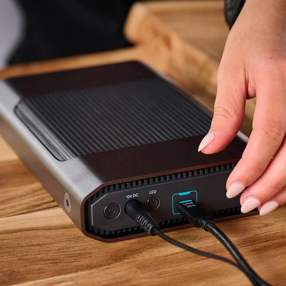 A hard drive with an immense transfer speed of up to 250MB/s, giving content creators the ability to securely back up and access quality work.